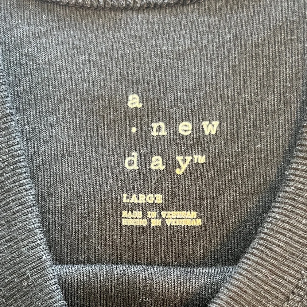 Lot of a new day layering tanks - Picture 2 of 15
